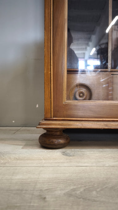 199 Vetrina due ante in legno con sportelli scorrevoli