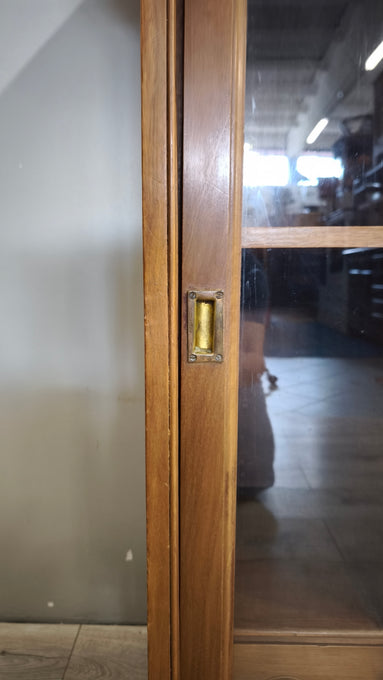 199 Vetrina due ante in legno con sportelli scorrevoli