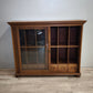 199 Vetrina due ante in legno con sportelli scorrevoli