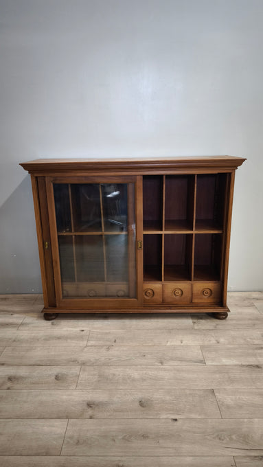 199 Vetrina due ante in legno con sportelli scorrevoli