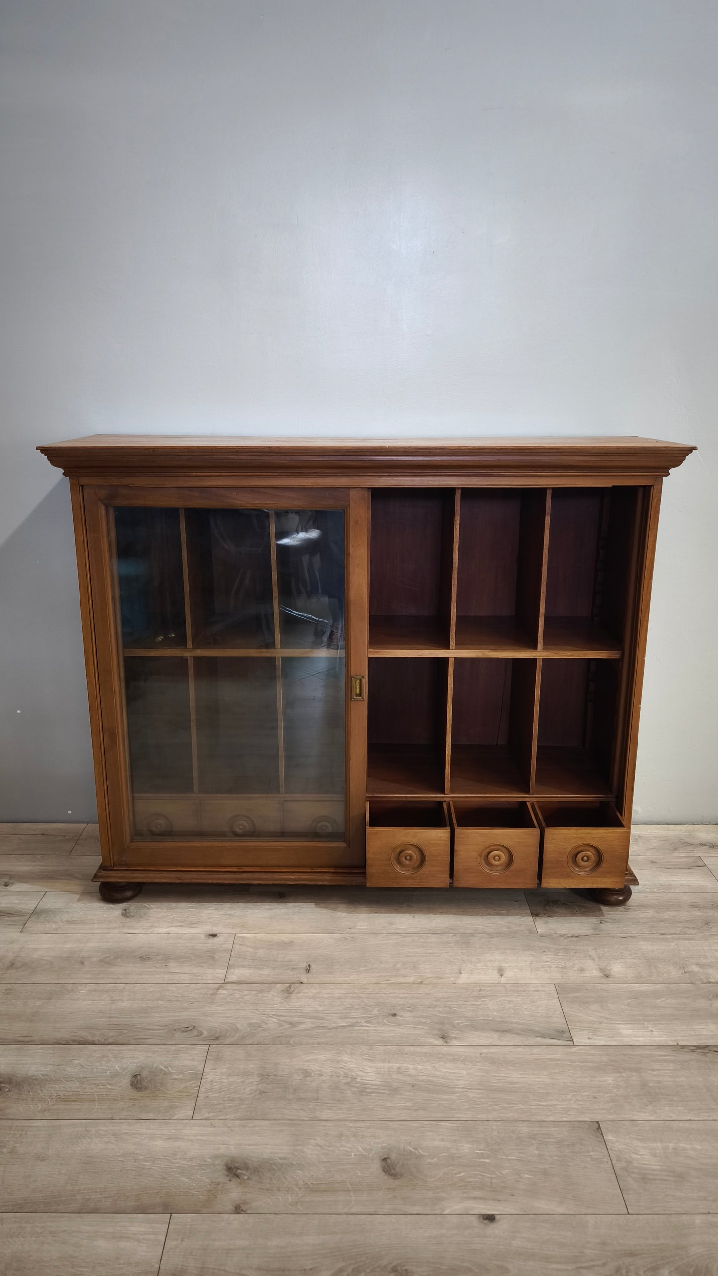 199 Vetrina due ante in legno con sportelli scorrevoli