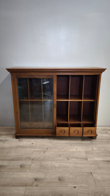 199 Vetrina due ante in legno con sportelli scorrevoli
