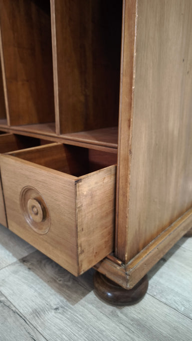 199 Vetrina due ante in legno con sportelli scorrevoli