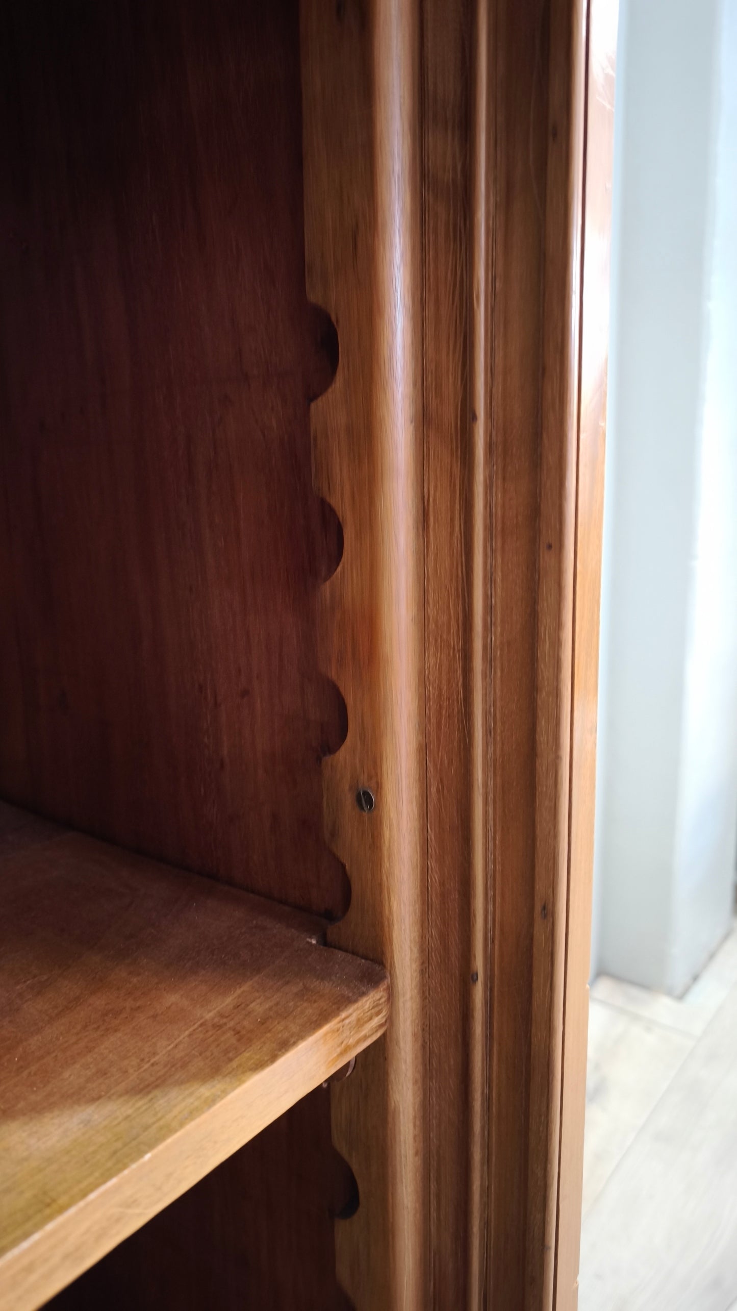 199 Vetrina due ante in legno con sportelli scorrevoli