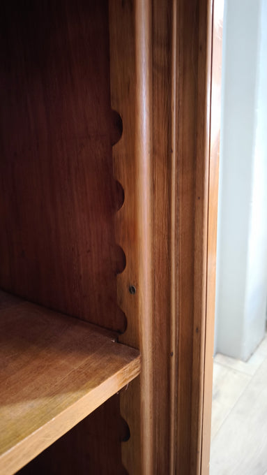 199 Vetrina due ante in legno con sportelli scorrevoli