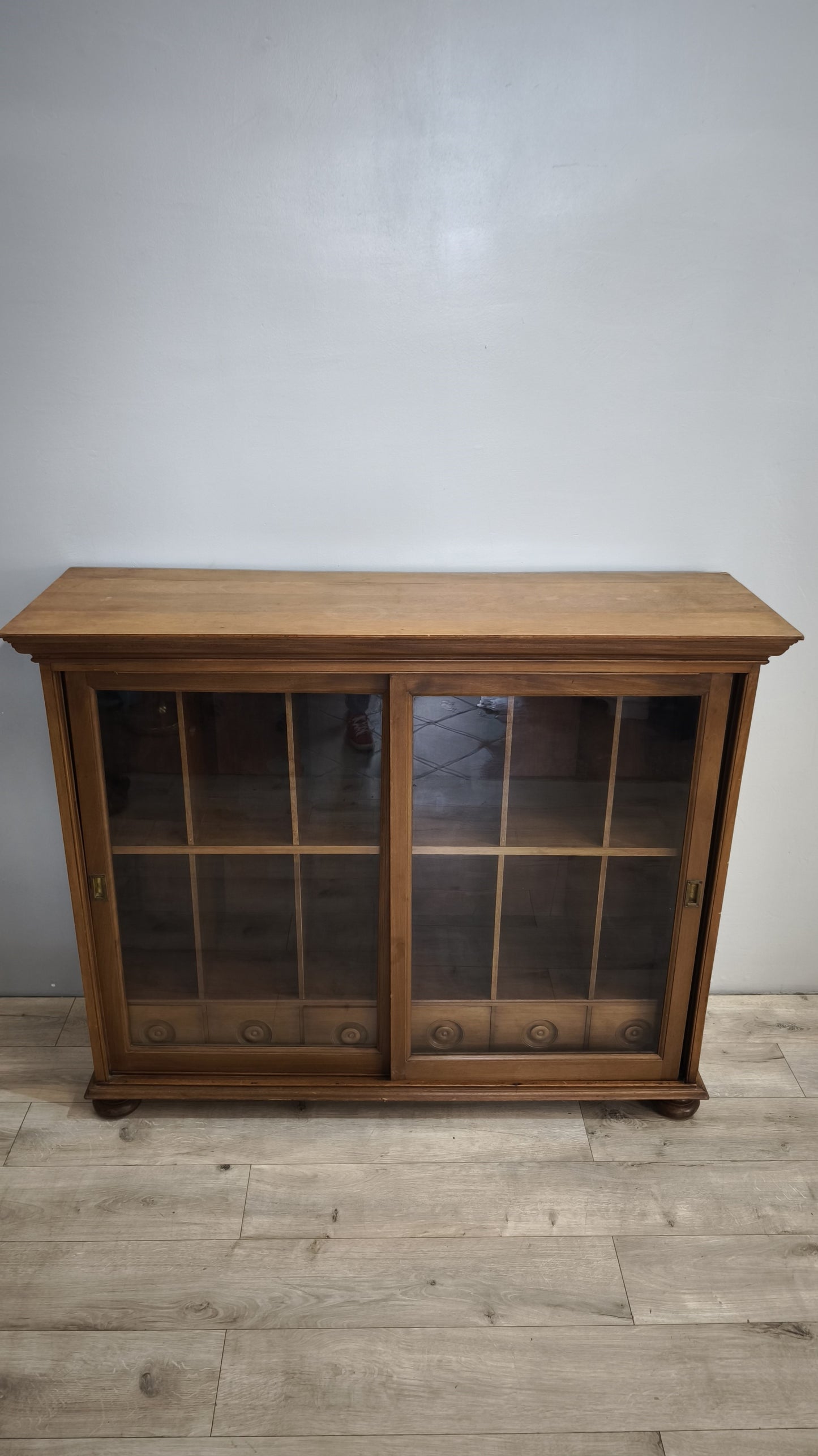 199 Vetrina due ante in legno con sportelli scorrevoli