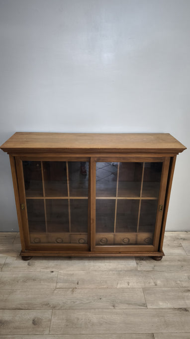 199 Vetrina due ante in legno con sportelli scorrevoli
