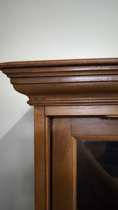 199 Vetrina due ante in legno con sportelli scorrevoli