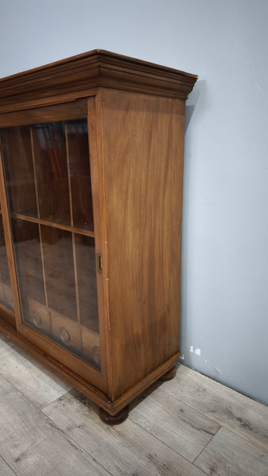 199 Vetrina due ante in legno con sportelli scorrevoli