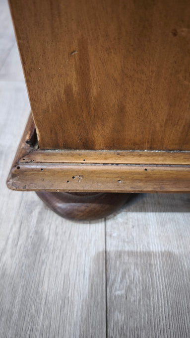 199 Vetrina due ante in legno con sportelli scorrevoli