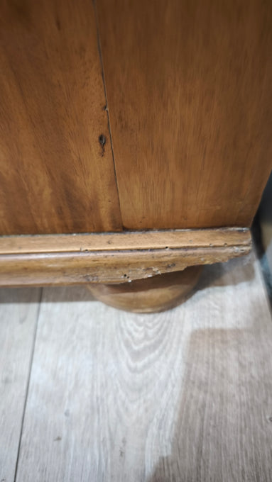 199 Vetrina due ante in legno con sportelli scorrevoli