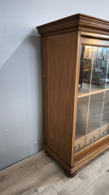 199 Vetrina due ante in legno con sportelli scorrevoli