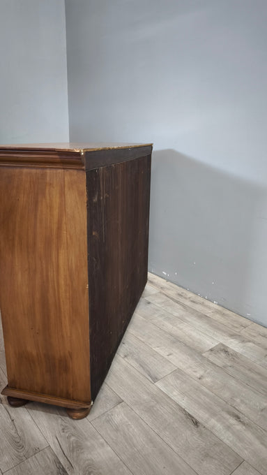 199 Vetrina due ante in legno con sportelli scorrevoli