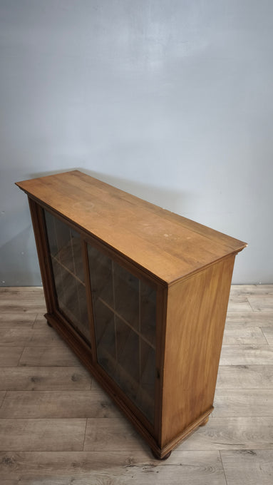 199 Vetrina due ante in legno con sportelli scorrevoli