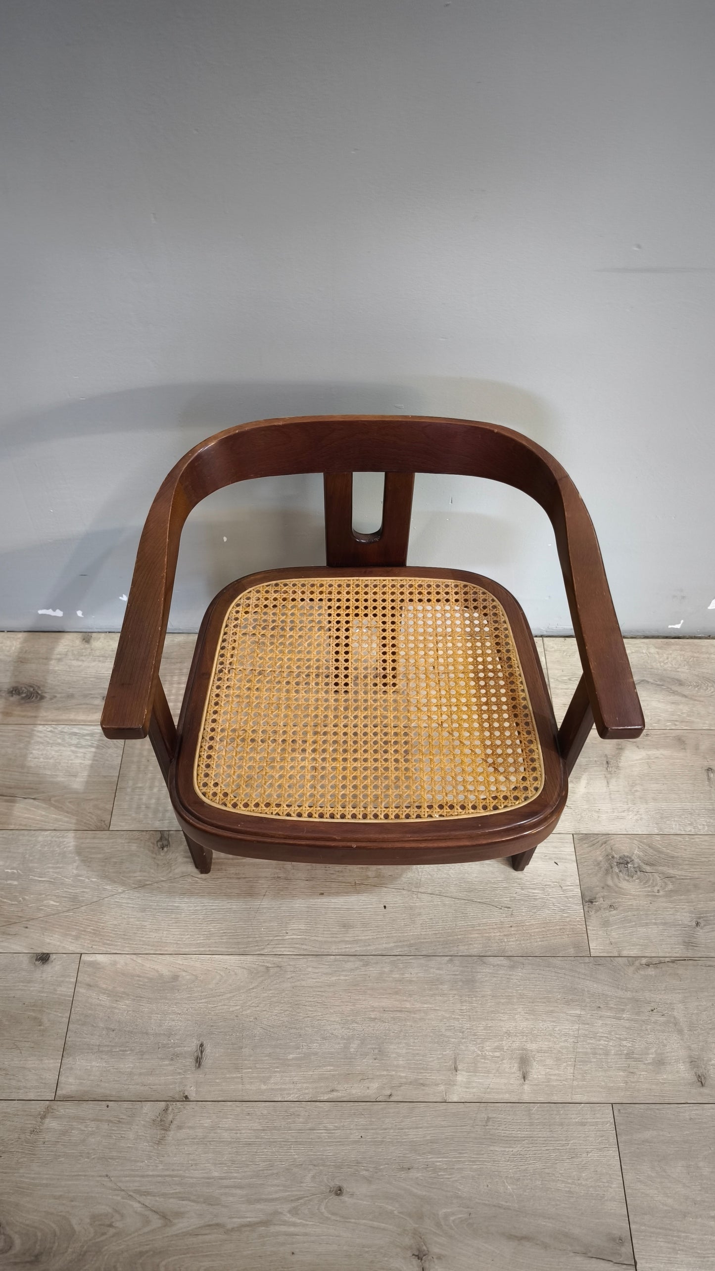 91802 Poltroncina in legno con seduta in paglia di Vienna