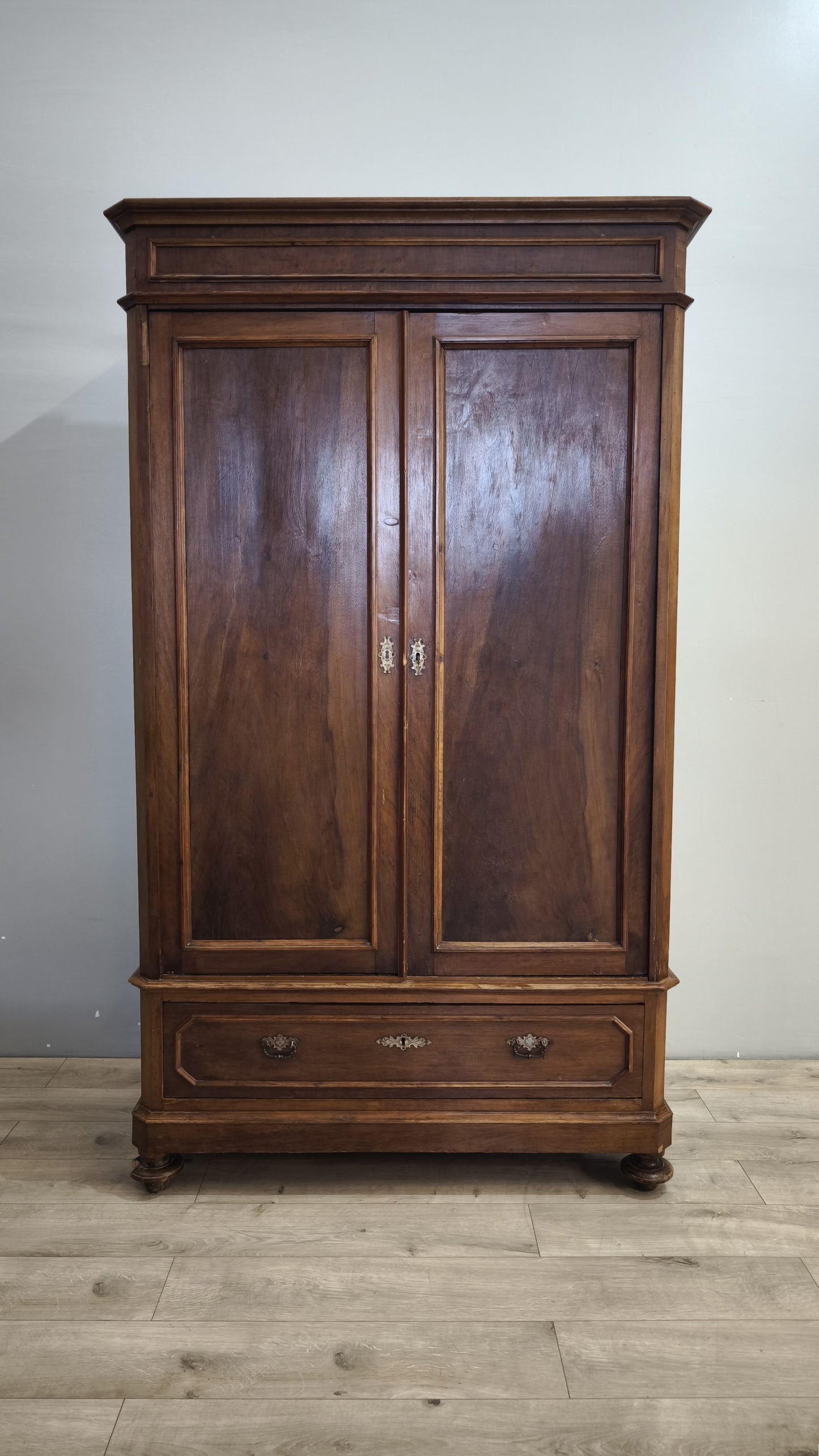 214 Armadio due ante in legno con cassetto inferiore