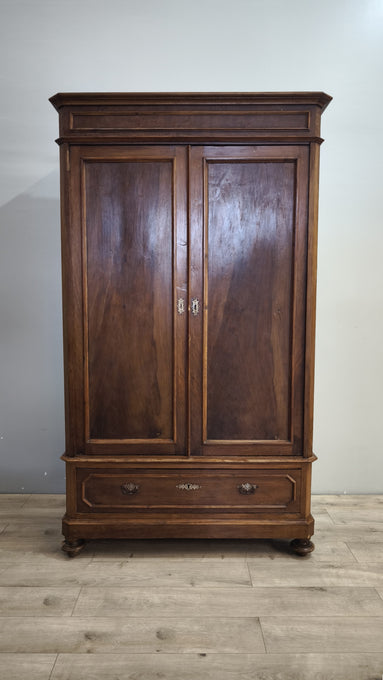 214 Armadio due ante in legno con cassetto inferiore