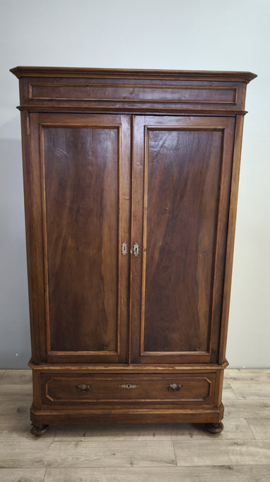 214 Armadio due ante in legno con cassetto inferiore
