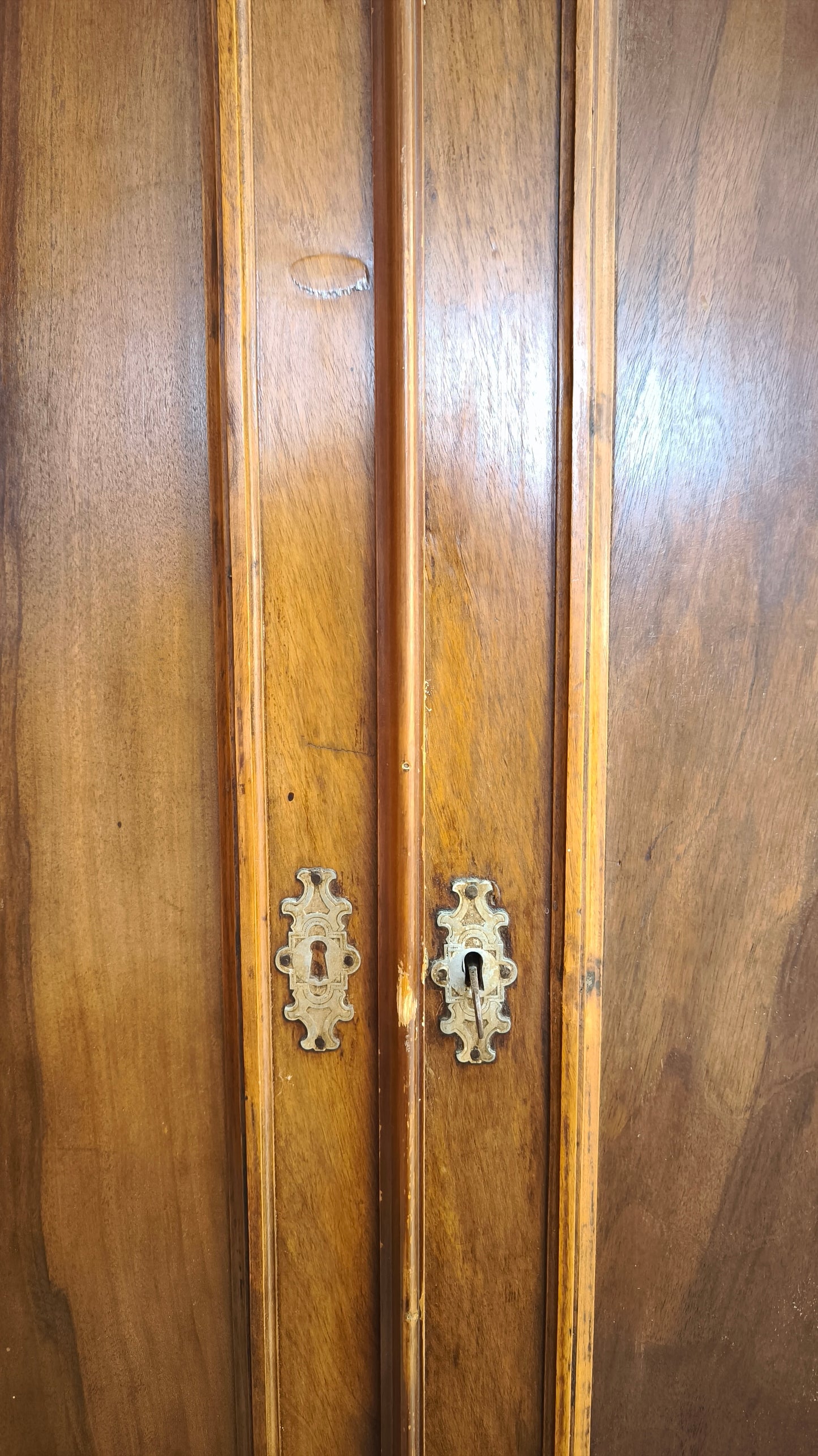 214 Armadio due ante in legno con cassetto inferiore