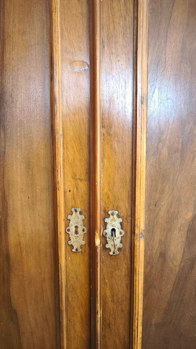 214 Armadio due ante in legno con cassetto inferiore