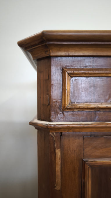 214 Armadio due ante in legno con cassetto inferiore