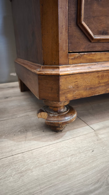 214 Armadio due ante in legno con cassetto inferiore