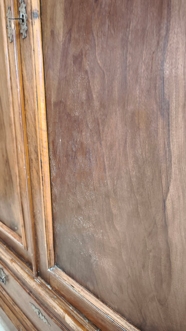 214 Armadio due ante in legno con cassetto inferiore