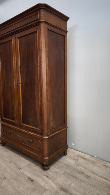 214 Armadio due ante in legno con cassetto inferiore
