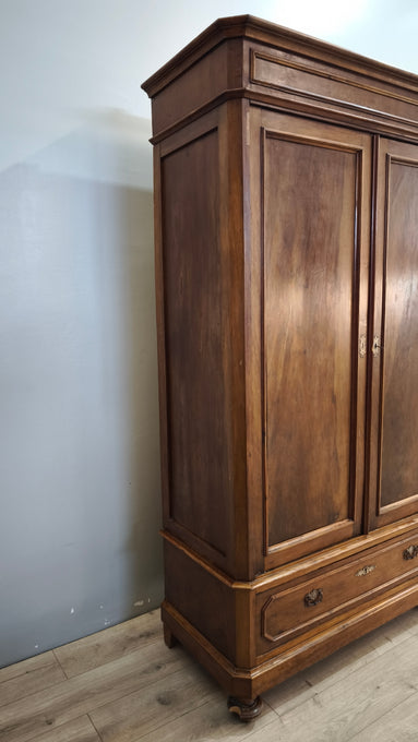 214 Armadio due ante in legno con cassetto inferiore