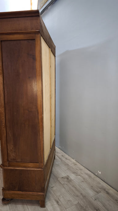 214 Armadio due ante in legno con cassetto inferiore