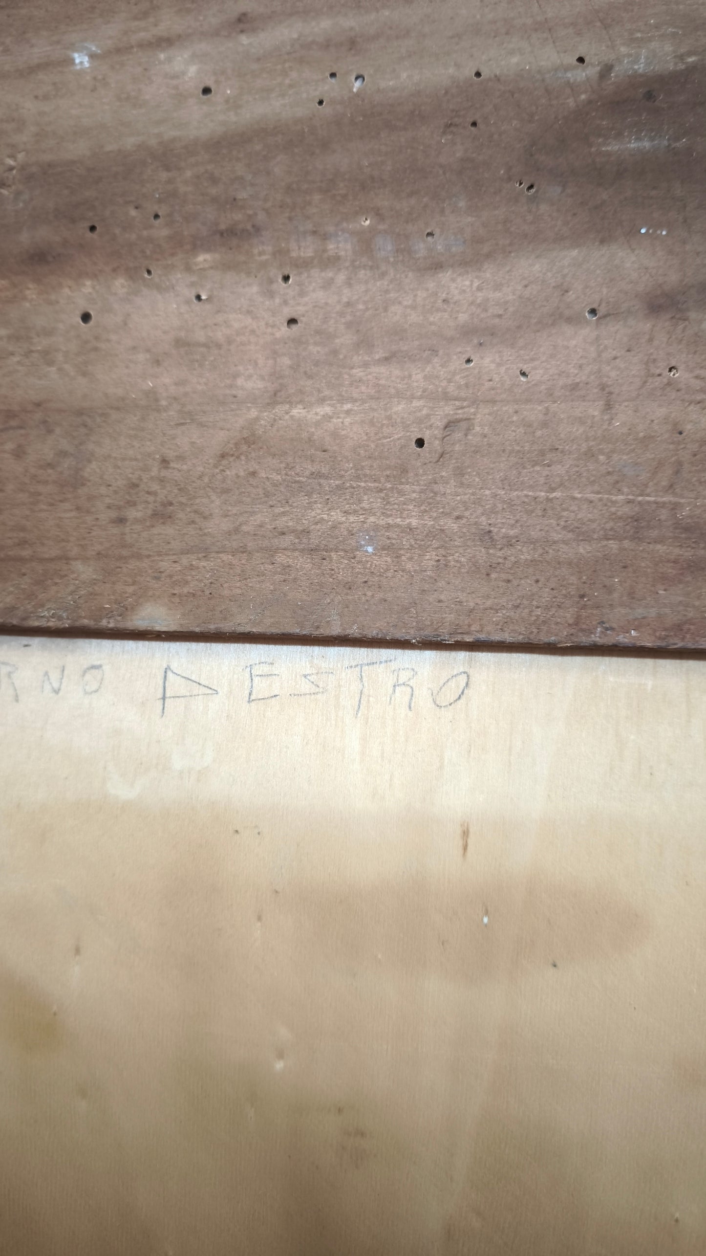 214 Armadio due ante in legno con cassetto inferiore