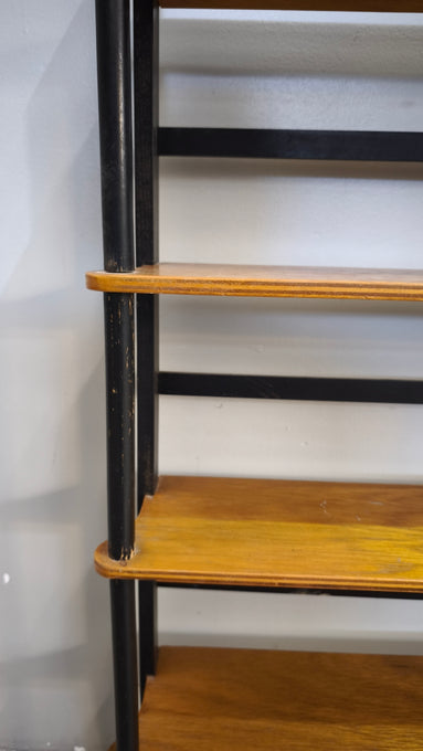 91843 Piccola libreria con laterali in ferro e ripiani in legno
