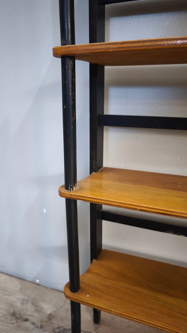 91843 Piccola libreria con laterali in ferro e ripiani in legno