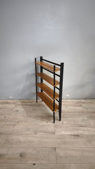 91843 Piccola libreria con laterali in ferro e ripiani in legno
