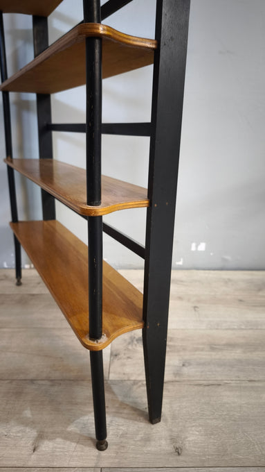 91843 Piccola libreria con laterali in ferro e ripiani in legno