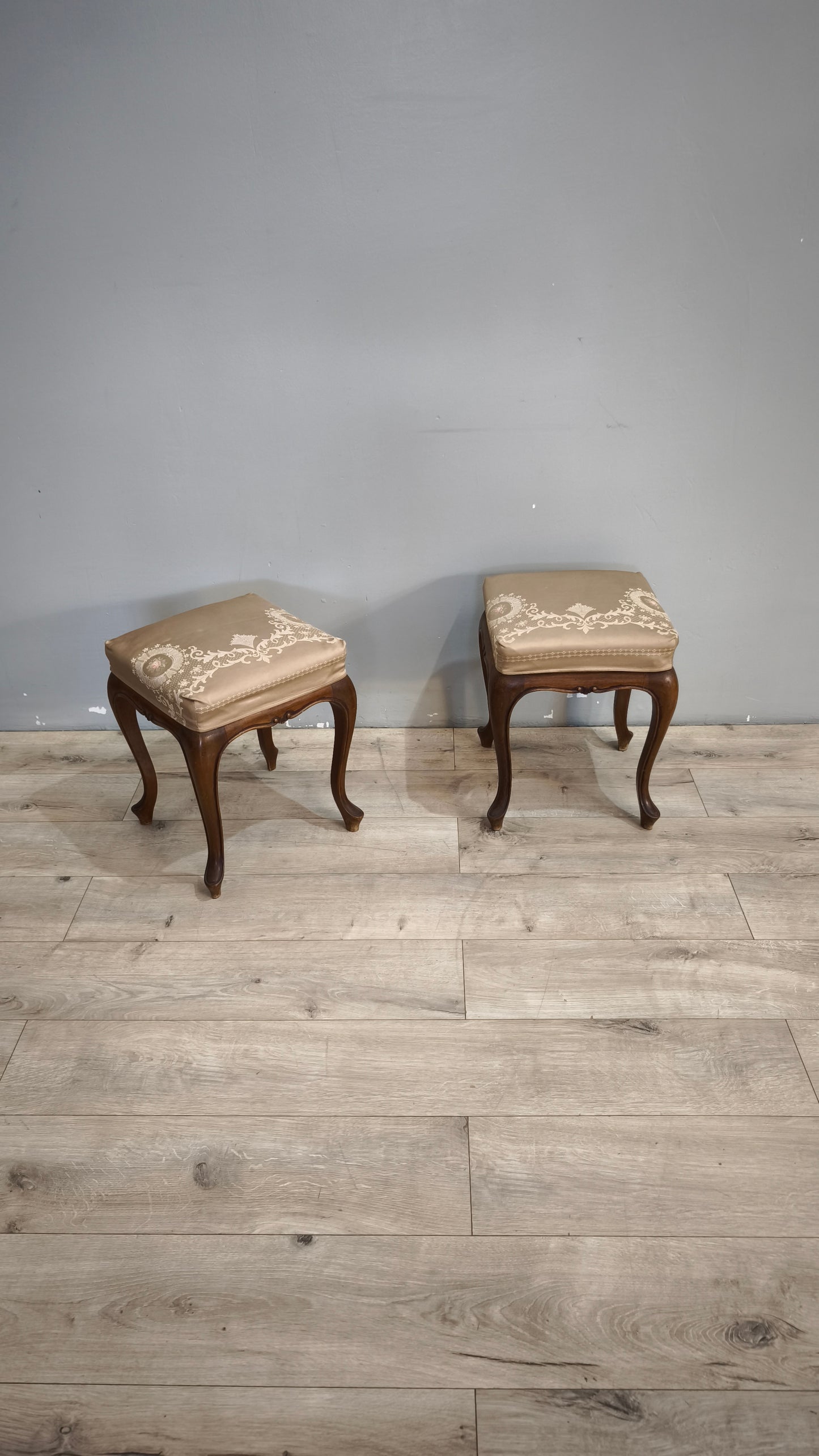 91840-2 Poggiapiedi in legno con piano imbottito