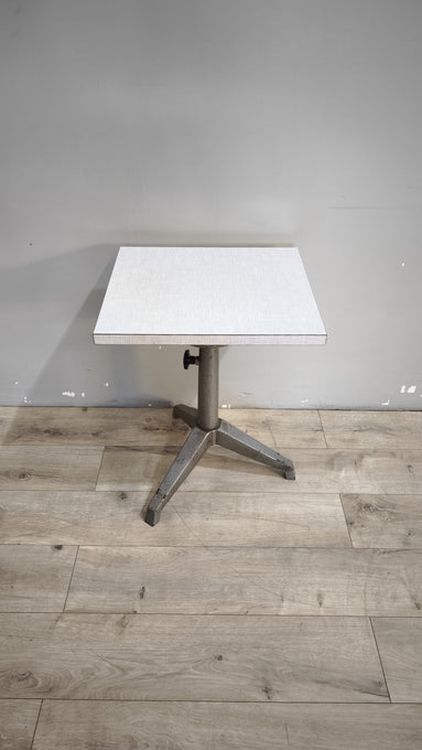 91809 Tavolino con base in ferro e piano in formica regolabile