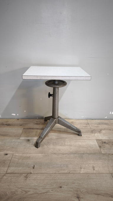 91809 Tavolino con base in ferro e piano in formica regolabile