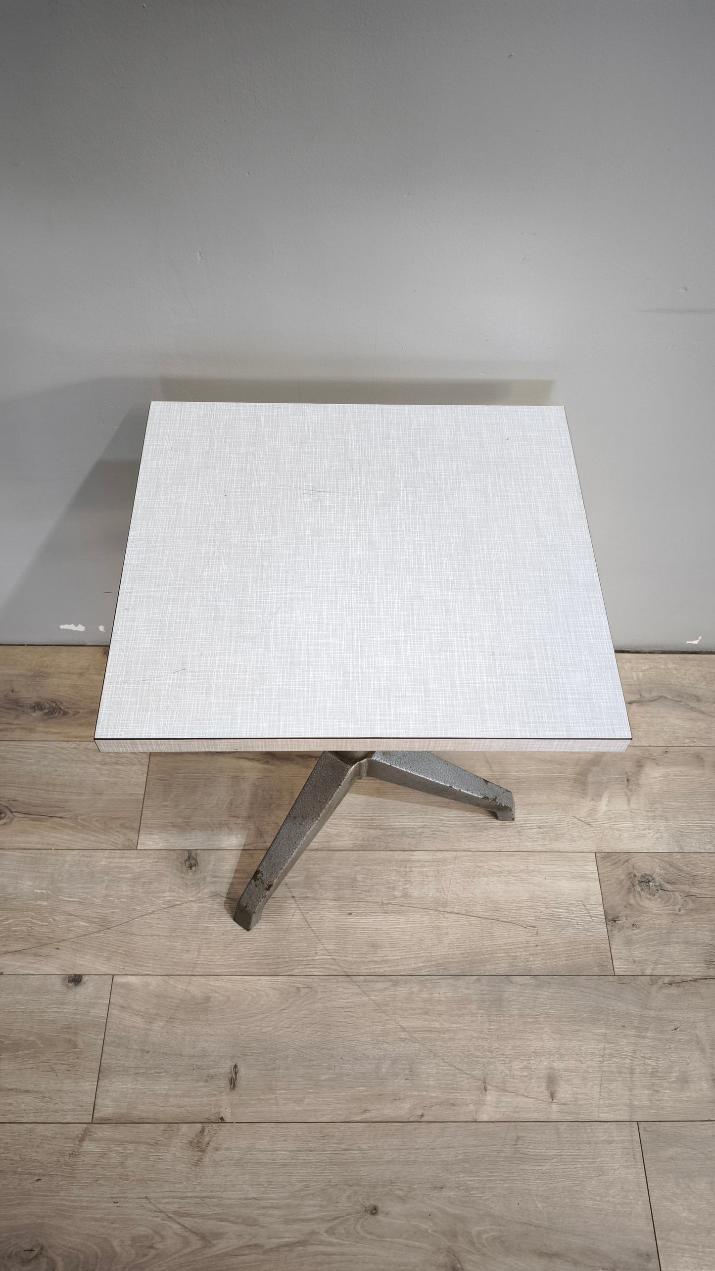 91809 Tavolino con base in ferro e piano in formica regolabile