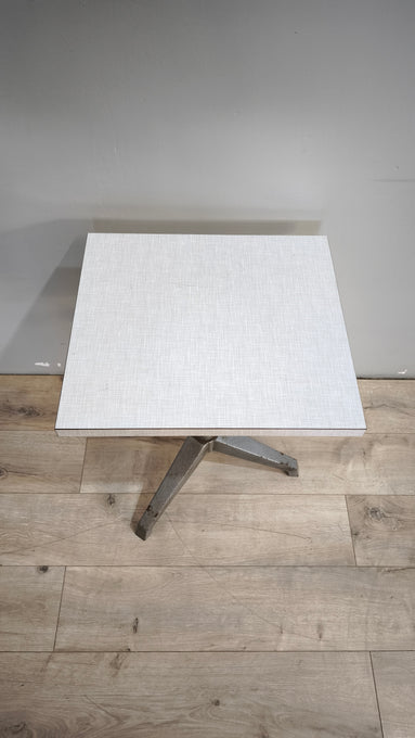 91809 Tavolino con base in ferro e piano in formica regolabile
