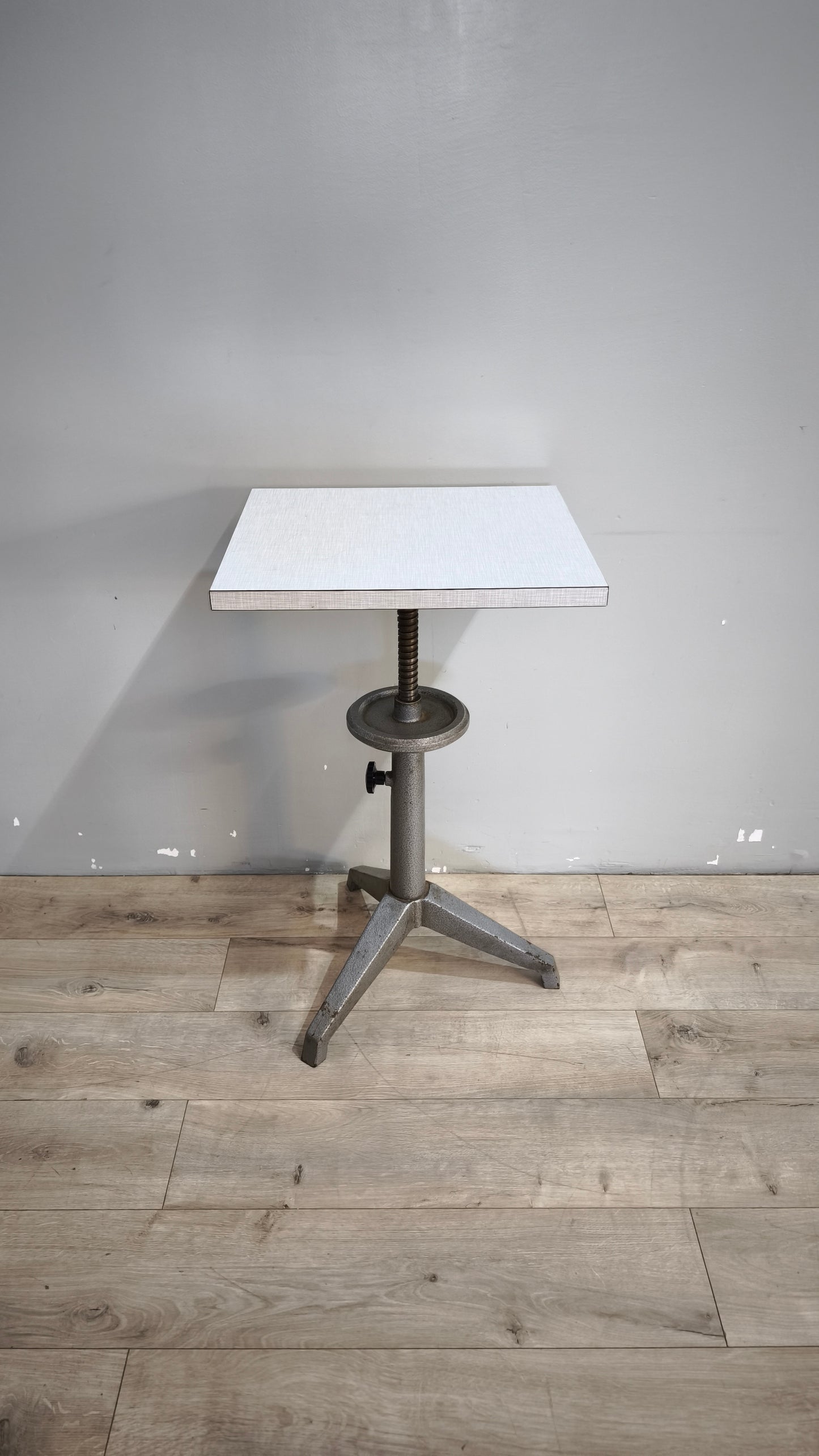 91809 Tavolino con base in ferro e piano in formica regolabile