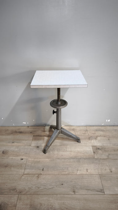 91809 Tavolino con base in ferro e piano in formica regolabile
