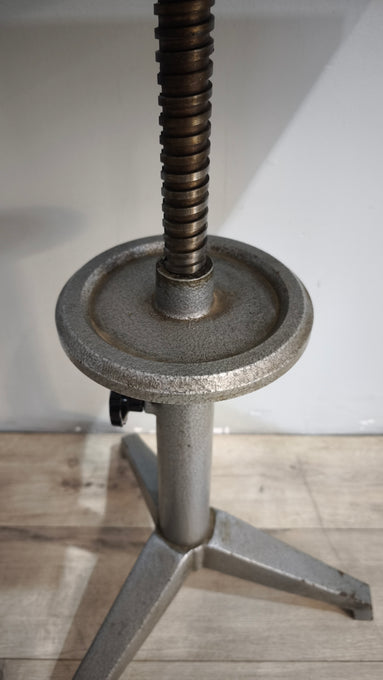 91809 Tavolino con base in ferro e piano in formica regolabile