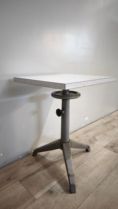 91809 Tavolino con base in ferro e piano in formica regolabile