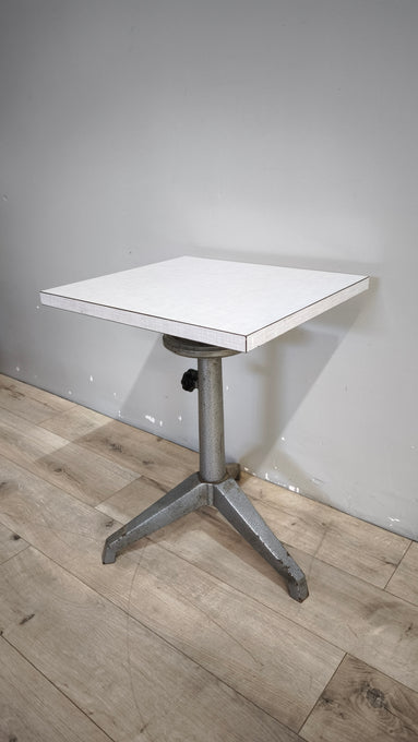 91809 Tavolino con base in ferro e piano in formica regolabile
