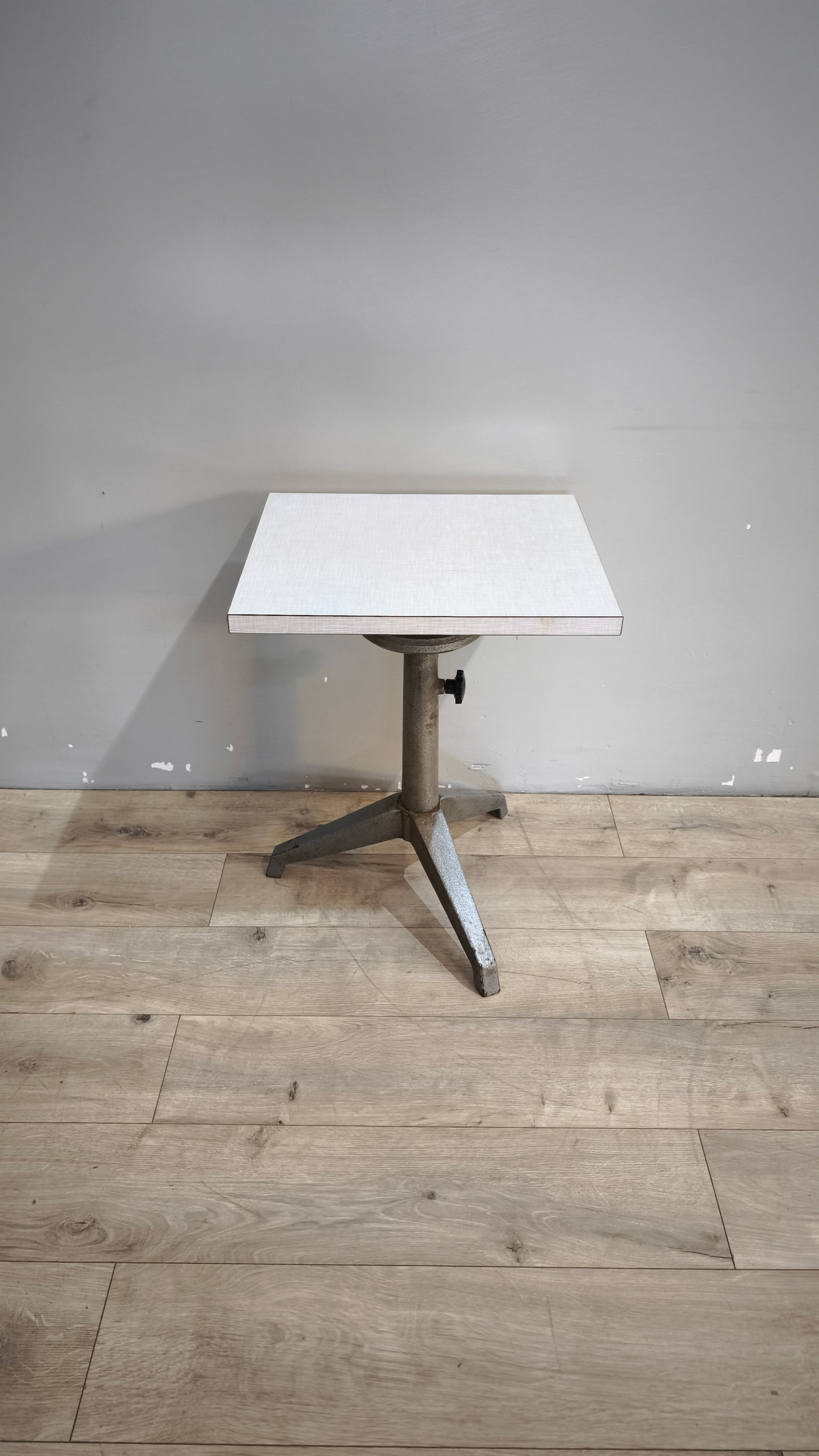 91809 Tavolino con base in ferro e piano in formica regolabile