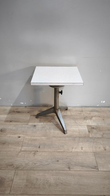 91809 Tavolino con base in ferro e piano in formica regolabile
