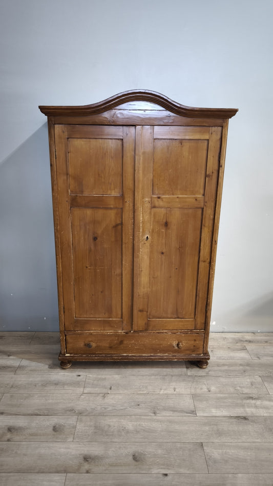 218 Armadio due ante in legno con cassetto inferiore