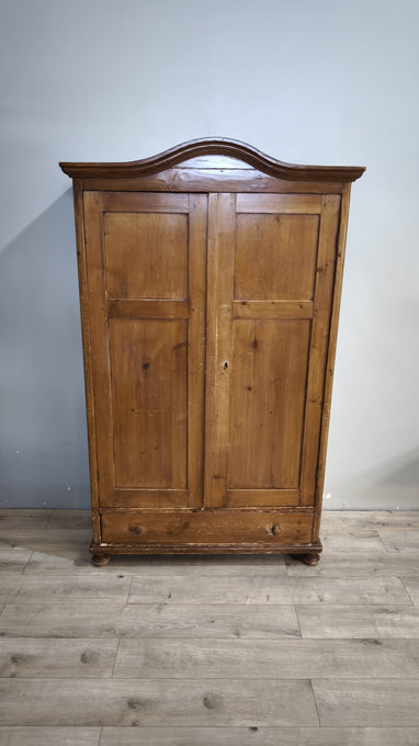 218 Armadio due ante in legno con cassetto inferiore