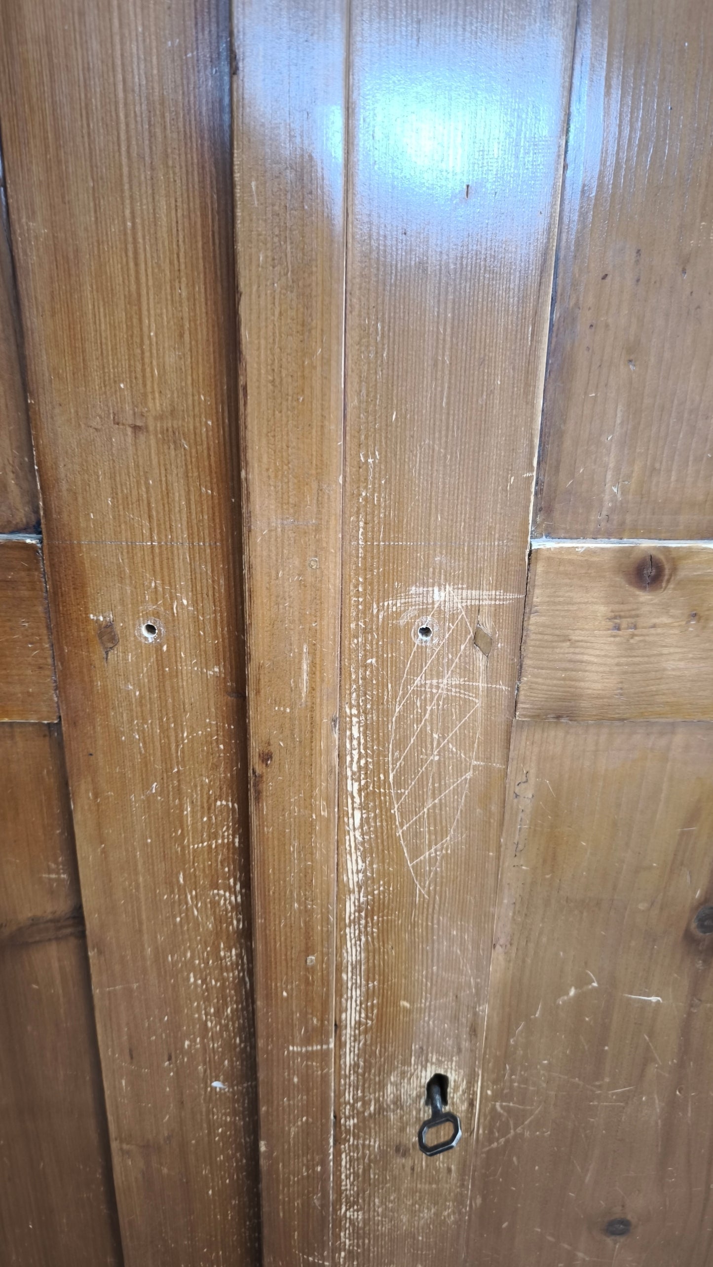 218 Armadio due ante in legno con cassetto inferiore